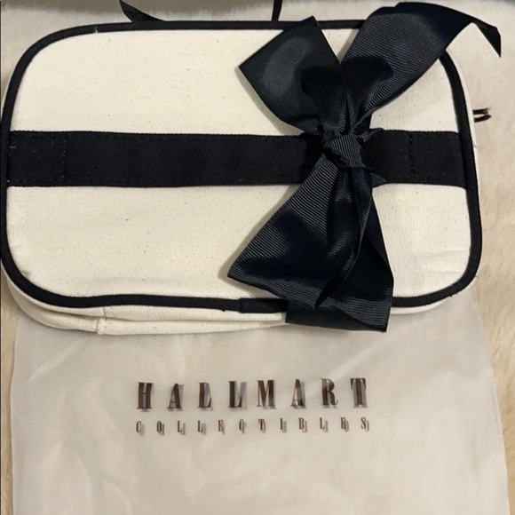 Hallmart Collectibles Canvas Cosmetic Bag - Picture 5 of 6